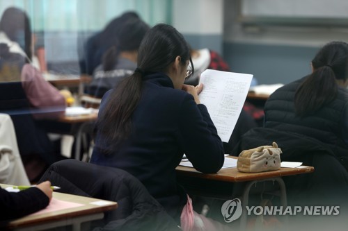 2020학년도 대입 수능 시험 시작을 기다리는 수험생 / 연합뉴스 자료사진
