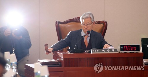 의사봉 두드리는 여상규 법사위원장