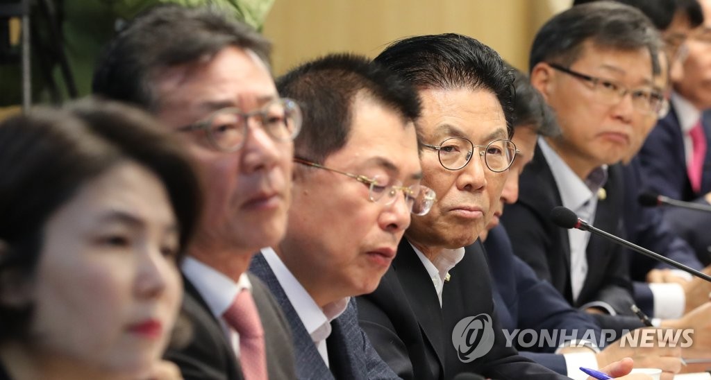 경청하는 한국당 의원들