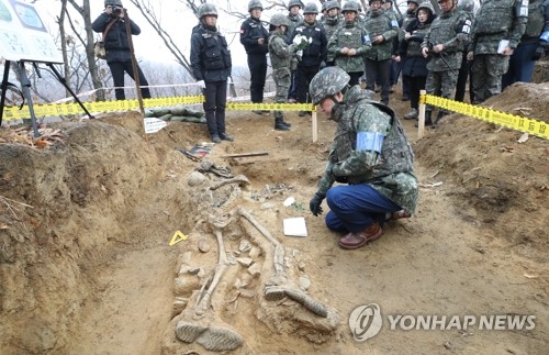 유해에 헌화하는 이낙연 총리