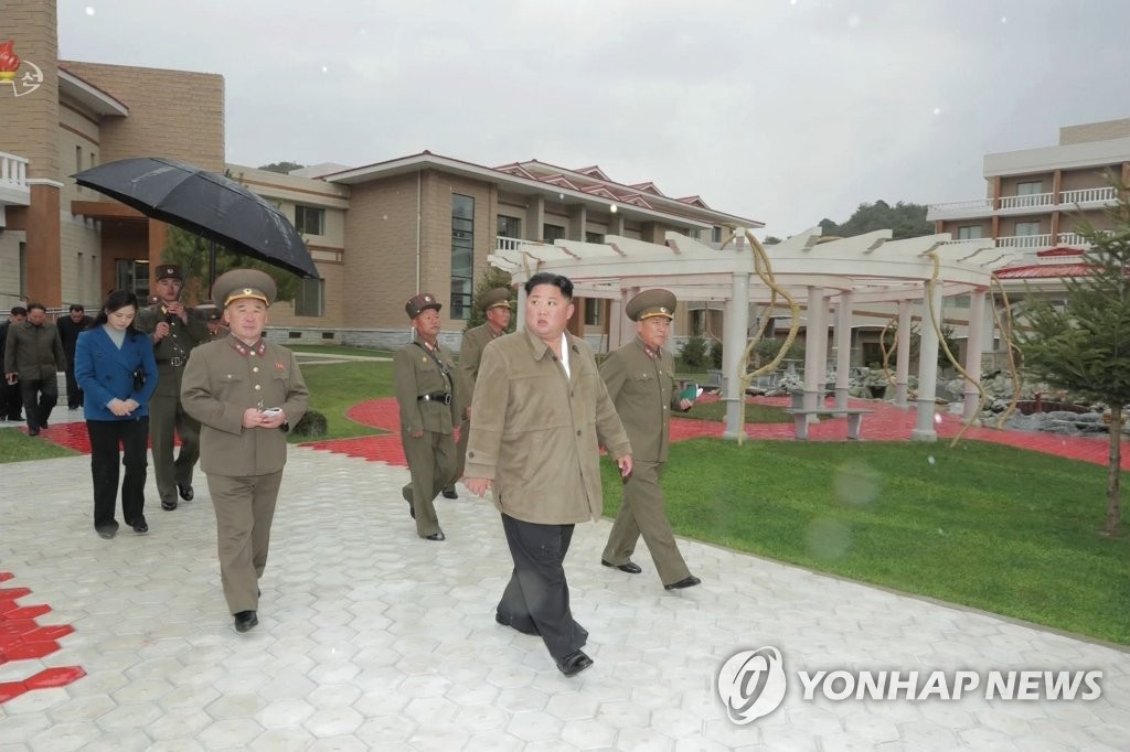 리설주와 양덕군 온천지구 방문한 김정은 북한 국무위원장