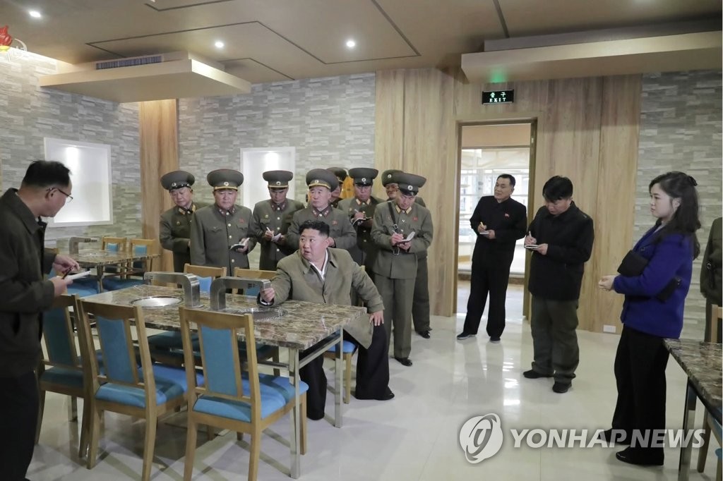 리설주와 양덕군 온천지구 방문한 김정은 북한 국무위원장