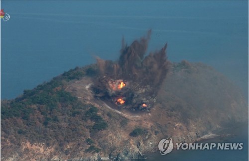 북한 김정은, 2년만에 전투비행술경기대회 참관