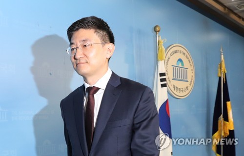 정론관 나서는 김세연