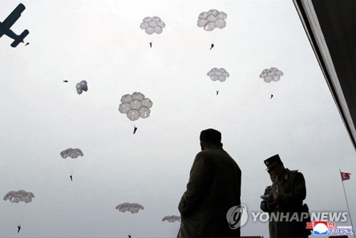 북한 김정은, 조선인민군 낙하산 침투훈련 지도