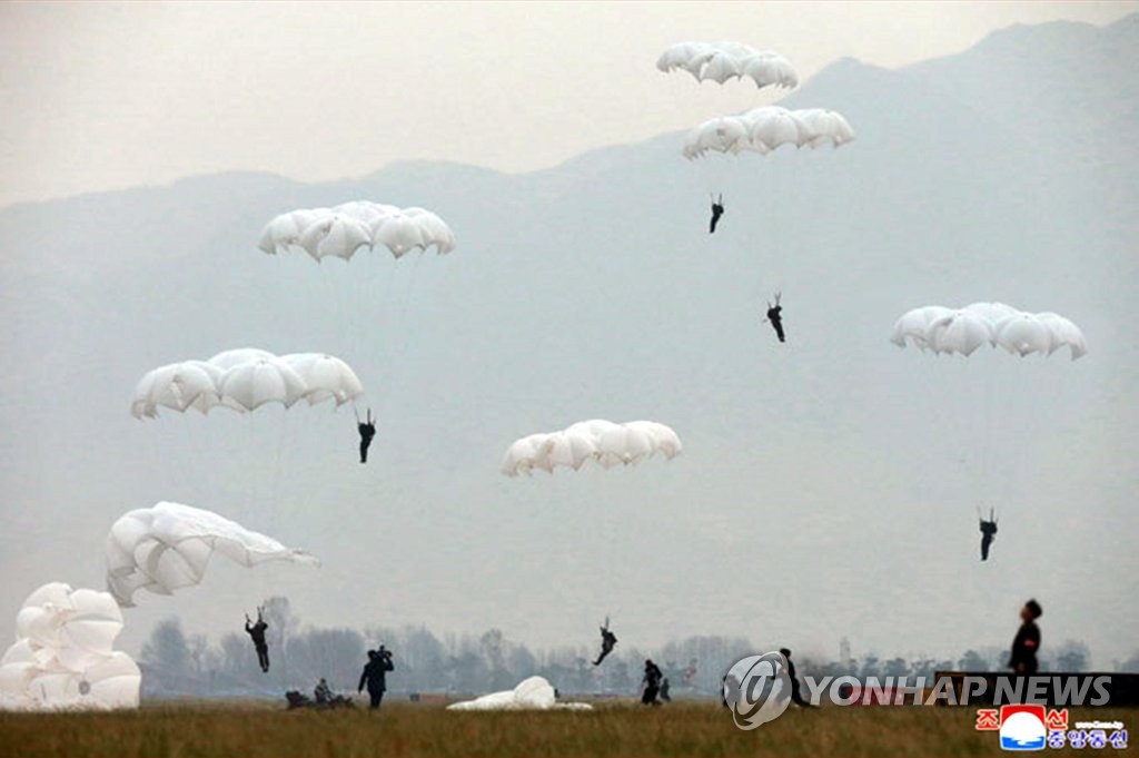 북한 김정은, 조선인민군 낙하산 침투훈련 지도