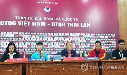 '한일 감독 대결' 앞두고 기자회견 하는 박항서 베트남 감독