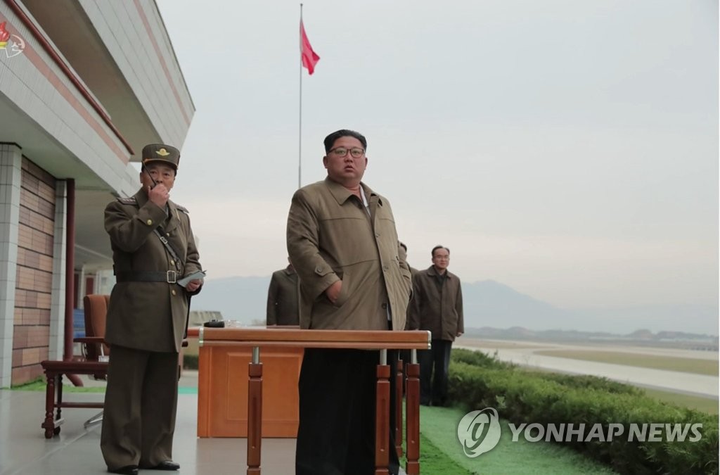 북한군 낙하산 침투훈련 참관한 김정은 북한 국무위원장