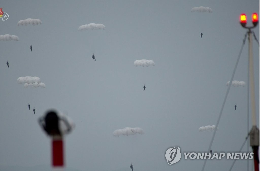 북한군 낙하산 침투훈련