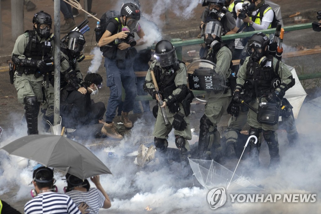 홍콩이공대 시위대 연행하는 경찰