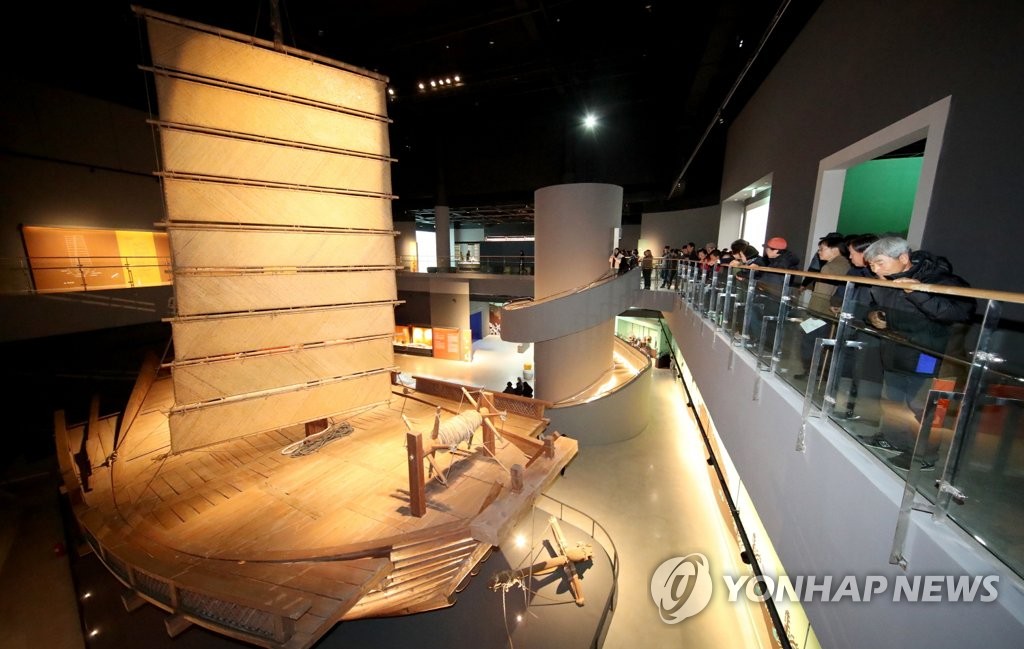 태안해양유물전시관서 원형에 가깝게 복원된 조운선