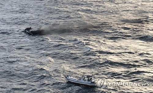 제주 해상서 12명 탄 어선 화재