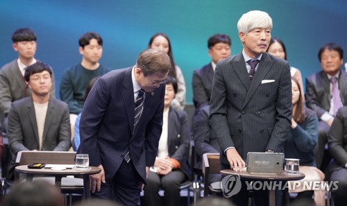 인사하는 문 대통령
