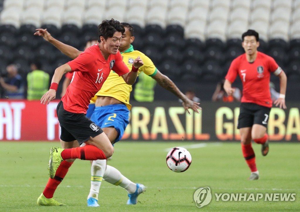 돌파 시도하는 황의조