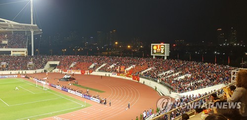 '박항서 호 파이팅' 베트남 축구 팬들 열띤 응원