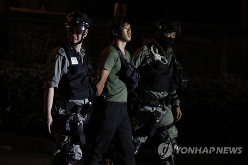 연행되는 홍콩이공대 시위자