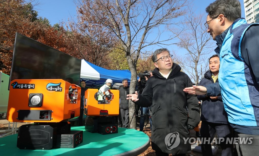레일로봇 설명듣는 진희선 부시장