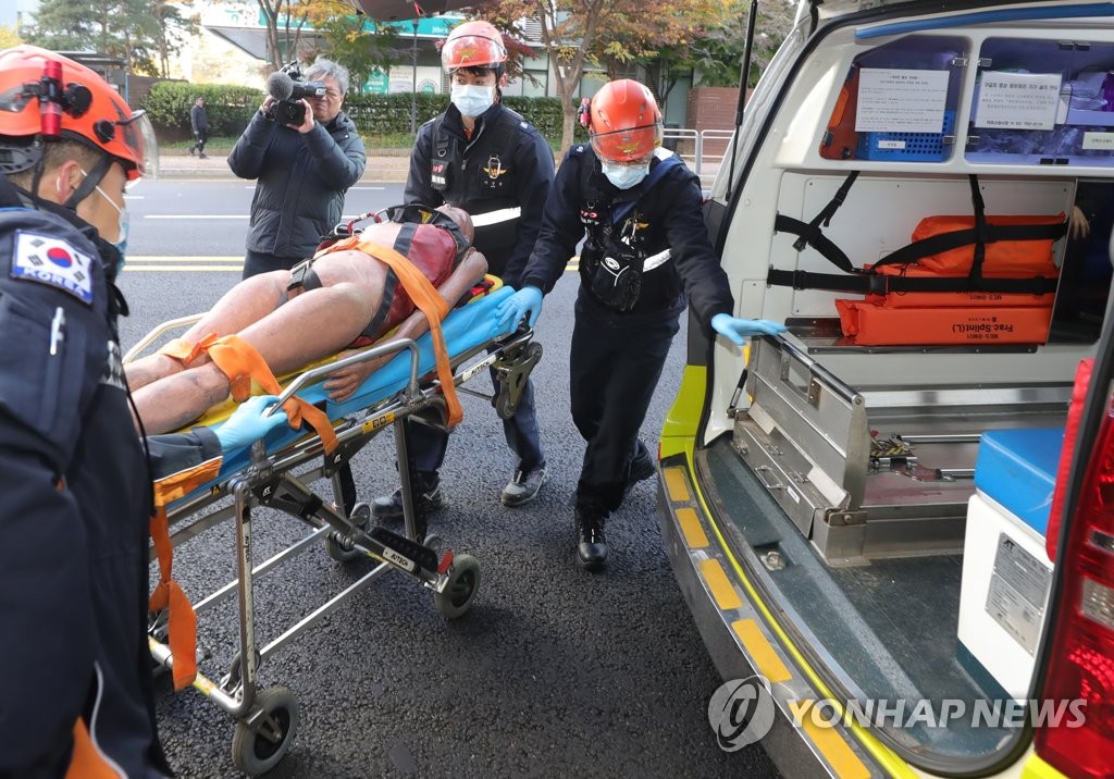 '응급환자를 신속히 이송하라'