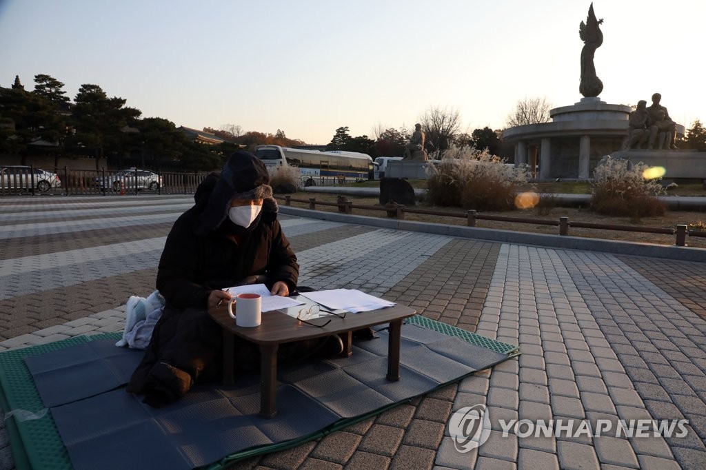 청와대 앞에서 단식하는 황교안 대표