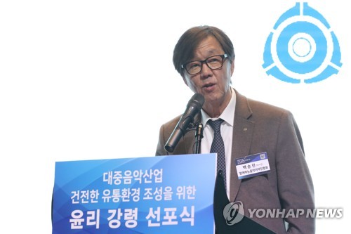 격려사하는 백순진 이사장