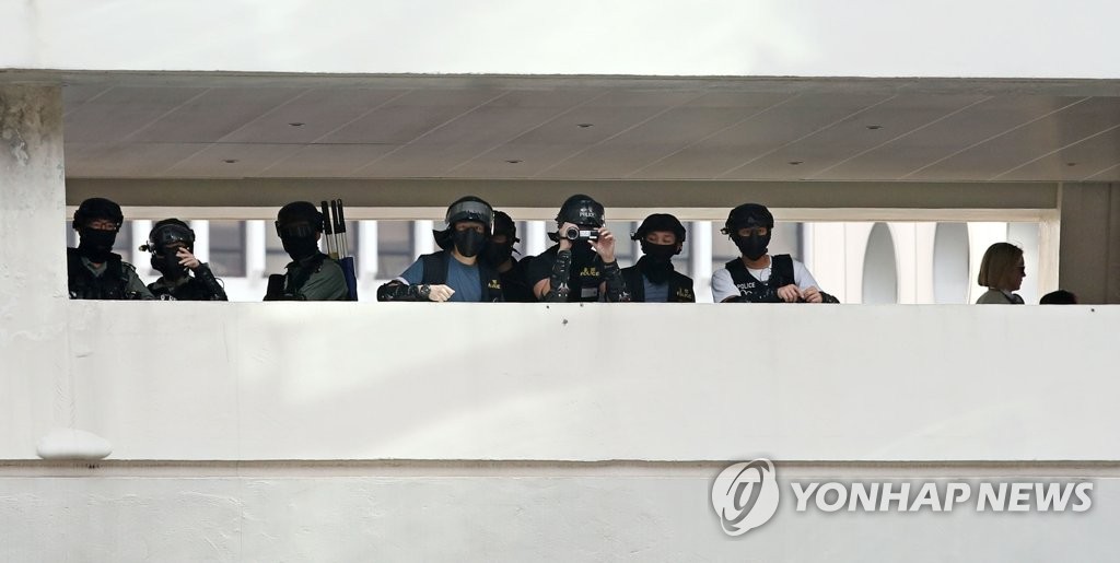 시위대 움직임 살피는 경찰