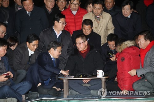 황교안에 조건부 지소미아 종료 연기 관련 설명하는 강기정