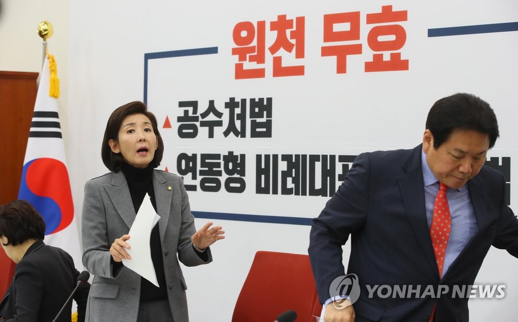 필리버스터 질문에 답하는 나경원