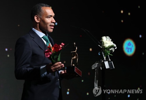 수상 소감 밝히는 모라이스 감독