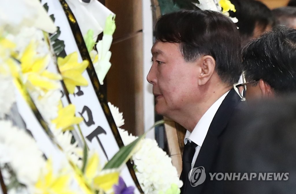 민정 출신 검찰 수사관 빈소 찾은 윤석열 총장