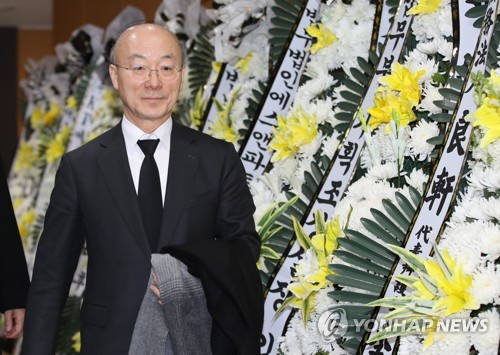 검찰 수사관 빈소 조문한 김조원 민정수석