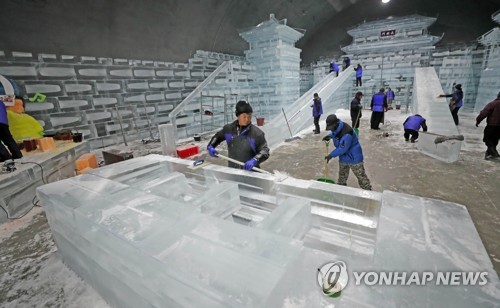 겨울축제장 얼음조각 제작 한창