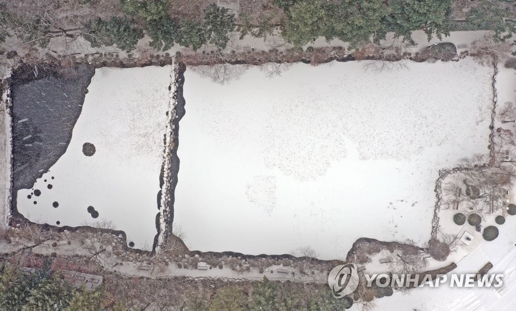 눈 쌓인 캠퍼스 호수