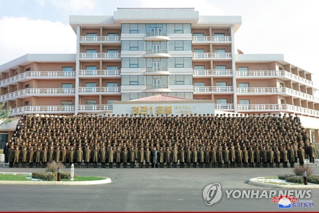 북한 김정은, 양덕온천 건설자들과 기념사진