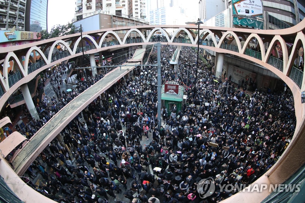 홍콩 선거 후 첫 대규모 집회 80만 운집…평화적으로 마무리