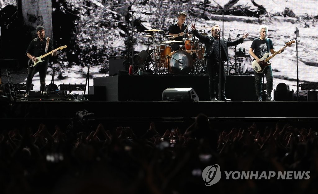 '결성 43년만' 역사적 첫 내한공연 펼치는 U2