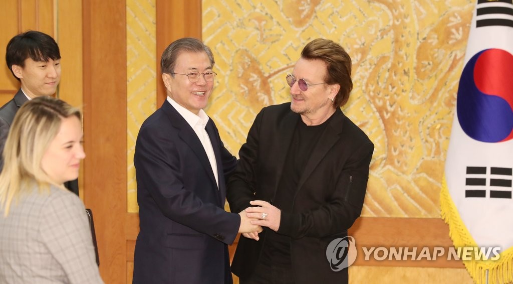 문 대통령, 록밴드 'U2' 보노와 인사