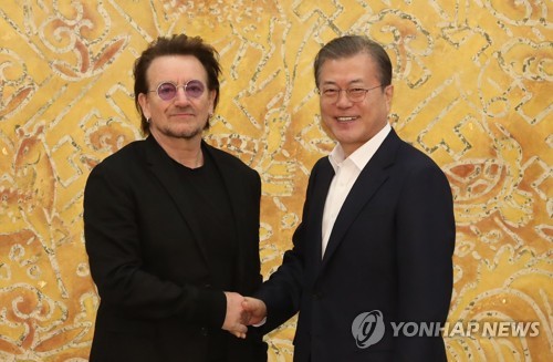 문 대통령, 록밴드 'U2' 보노와 인사