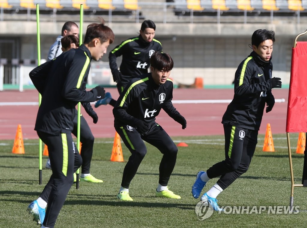 몸 푸는 축구 국가대표팀 선수들