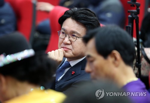 생각에 잠긴 황운하 청장