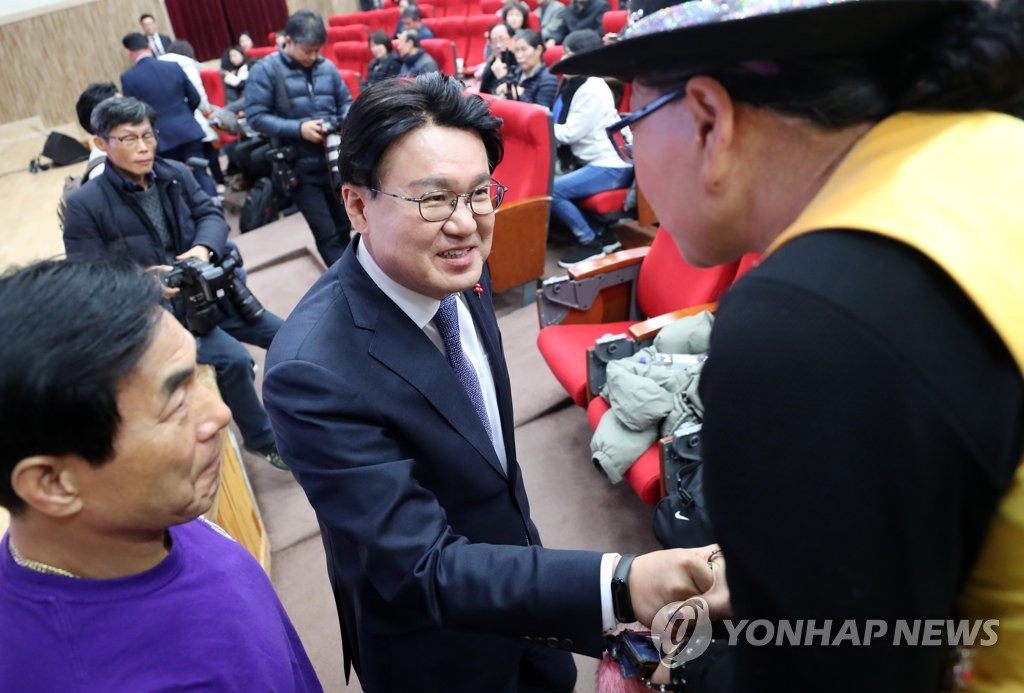 참석자와 인사하는 황운하 청장