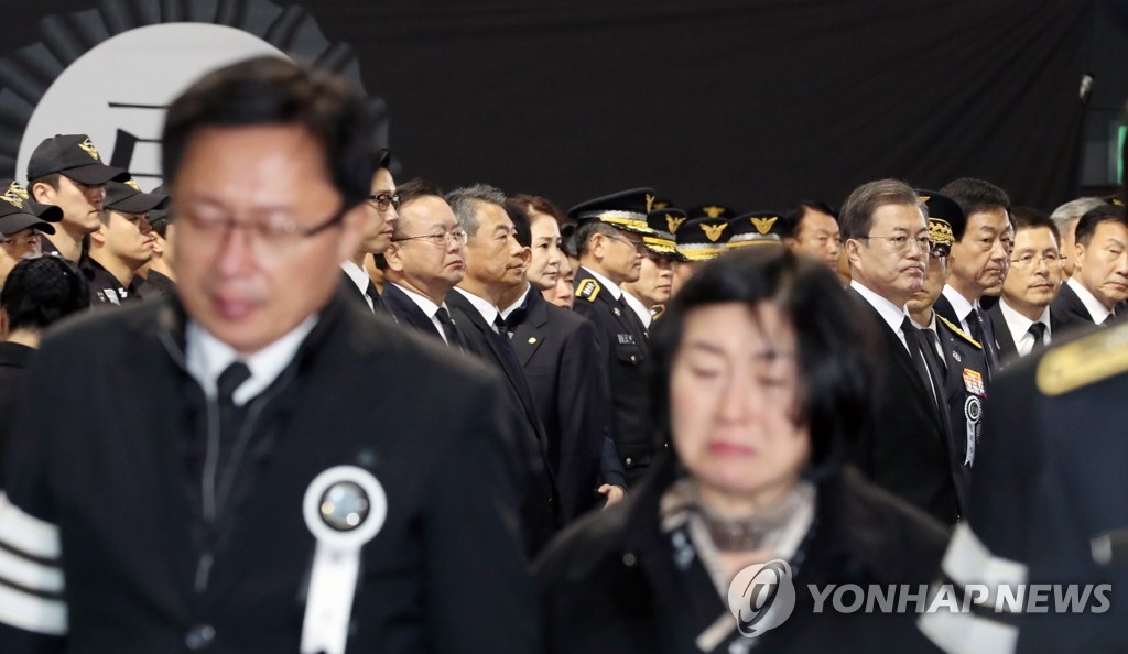 영결식 참석한 유가족들과 문 대통령