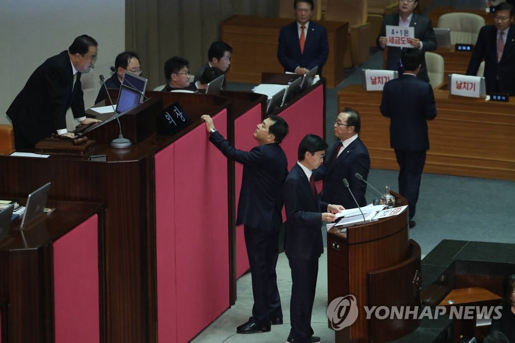 예산안 상정 항의하는 심재철 원내대표