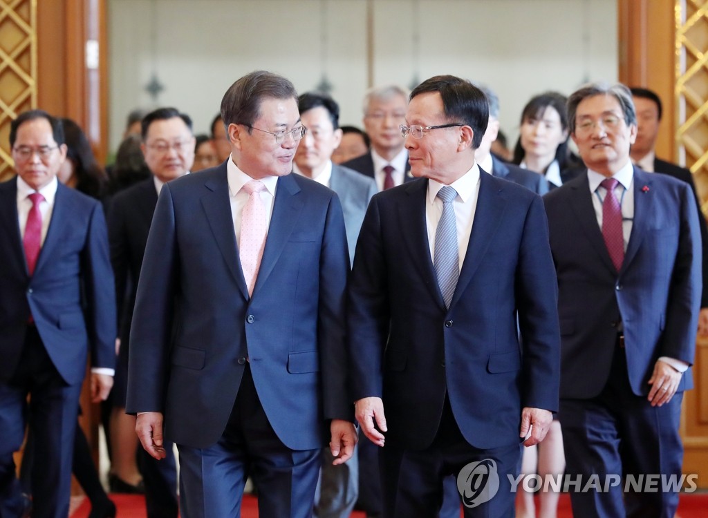문 대통령과 신임 대사들