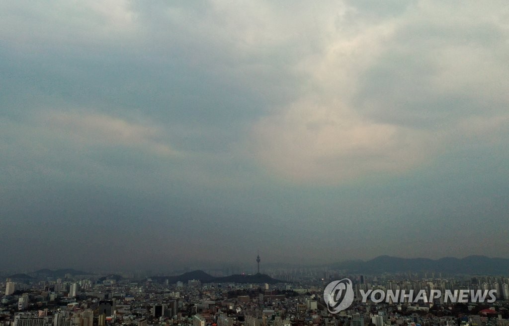 미세먼지와 구름 몰린 대구 하늘