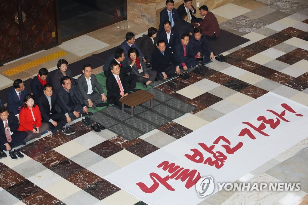 한국당, '신속처리안건 철회·문 정권 국정농단 규탄' 무기한 농성
