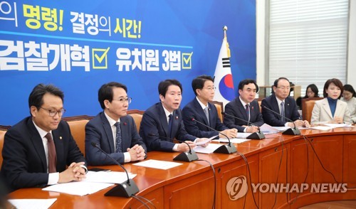 발언하는 이인영 원내대표