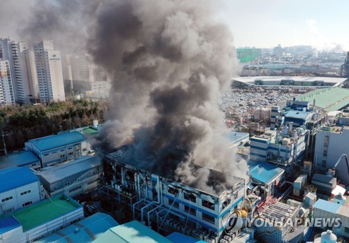 검은 연기 피어오르는 인천 석남동 화재현장