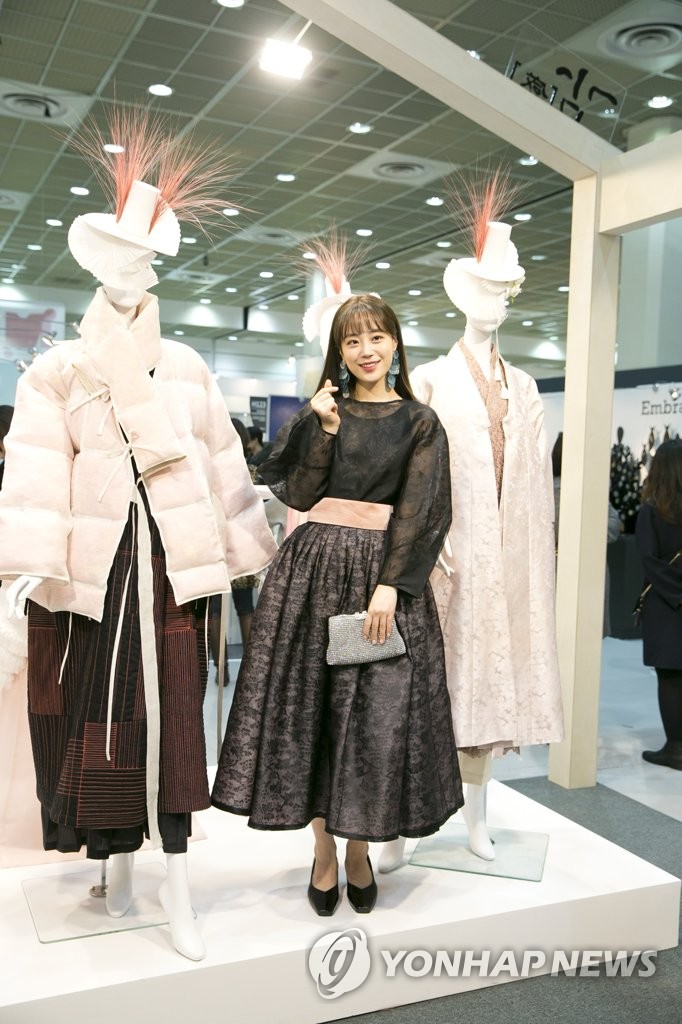 韓服ファッションでポーズ 韓服ファッションでポーズ