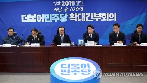 확대간부회의서 발언하는 이인영