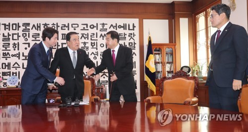 인사 나누는 문 의장과 여야 3당 원내대표